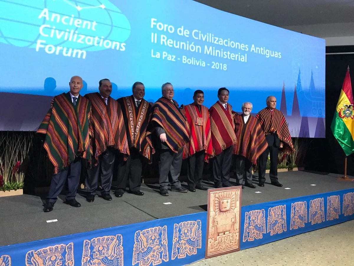 Ο Κοτζιάς άφησε το ΝΑΤΟ και ντύθηκε… Ίνκας στη Βολιβία